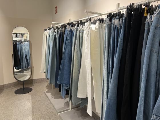 Jeans henger på kleshengere i butikk
