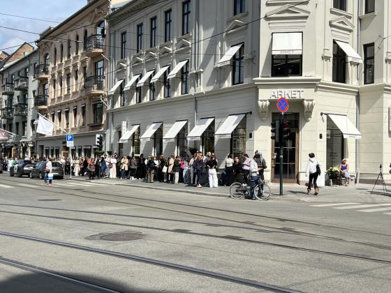 Flere hundre står i kø i Bogstadveien