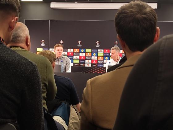 Jens Petter Hauge og Kjetil Knutsen på pressekonferanse