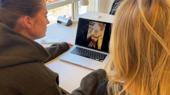 to jenter ser på macen.