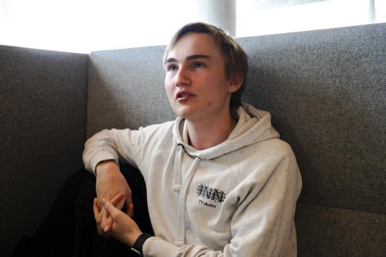 TV-student Kristian Martinsen sitter i en grå sofa og snakker.