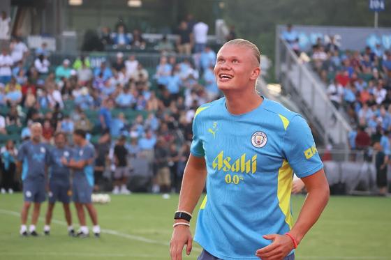 Erling Haaland under oppvarming med City.
