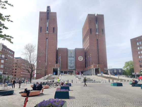 Murbygning i bakgrunnen og en gågate i forgrunnen. 
