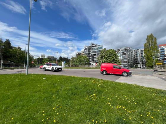 To biler som kjører i rundkjøringen på Bygdøylokket