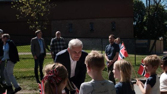 Jonas Gahr Støre møter barna på Skøyen barneskole.