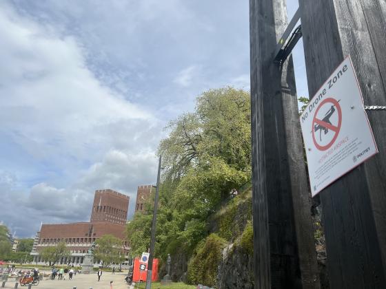 Skilt som viser at det er droneforbud, like ved Rådhuset