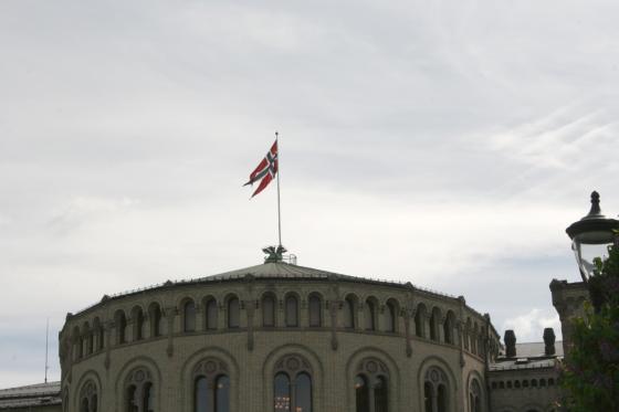 norsk flagg på stortinget