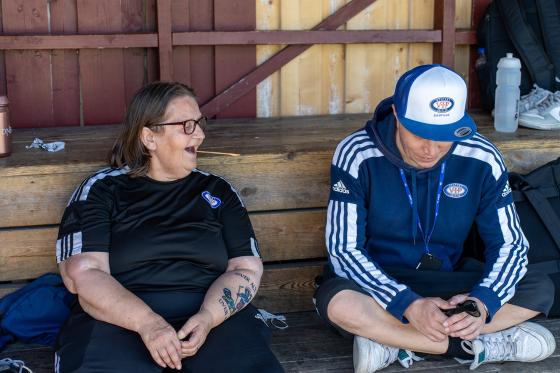 Jane og Jack på benken med smil