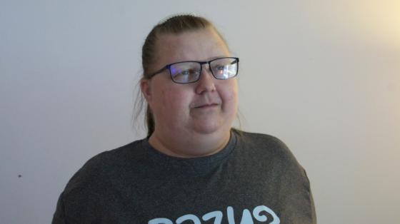 Monica Østbø ser mot høyre.