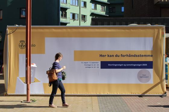 Person går forbi valglokalet på Tøyen Torg