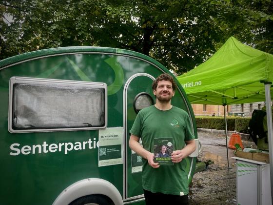 Senterpartipolitiker Øyvind Bentås står stolt foran Senterpartiets stand på Karl Johan