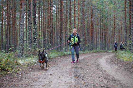 Sarah Small og hunden Extra i Norske redningshunder