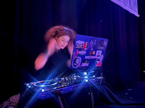 DJ bak mixeboard.