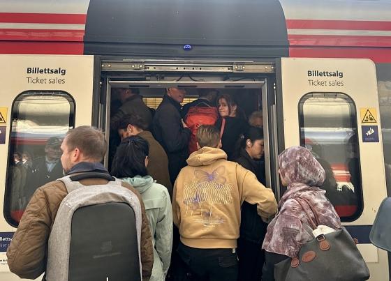 Masse folk utenfor toginngangen 