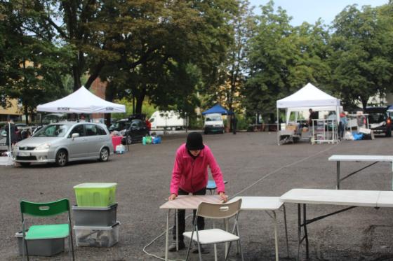 Folk steller i stand til et marked