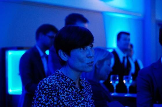 Ine Eriksen Søreide snakker med media.