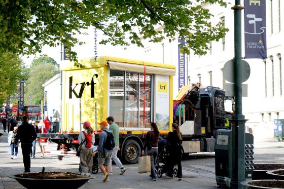 KRF sin valgbod blir fraktet avgårde av en trailer. 