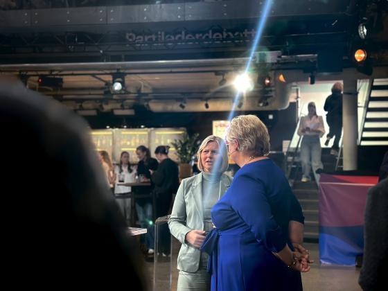 Venstre-leder Guri Melby og Høyre-leder Erna Solberg står sammen og snakker under TV 2s partilederdebatt i Oslo. 