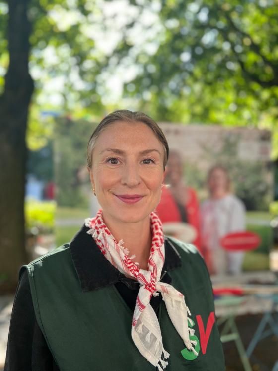 Sunniva Holmås Eidsvoll, 2. kandidat for Oslo i SV foran SV-stand.
