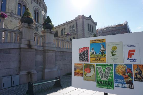 Plakat foran Stortinget bestående av gamle kampanjer til de ulike politiske partiene