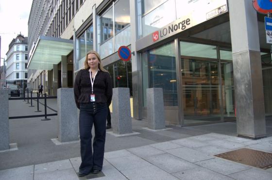 Vilde står foran LO bygget