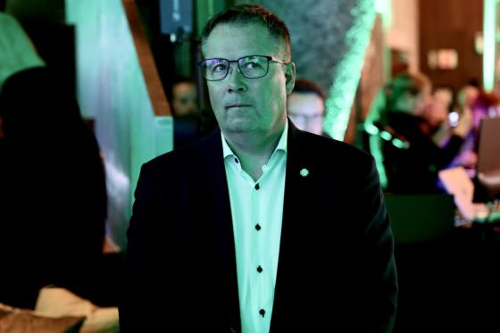 Bjørn Arild Gram venter i spenning på valgresultater