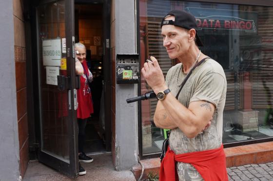 En dame og en mann står foran bingohallen på Schous plass