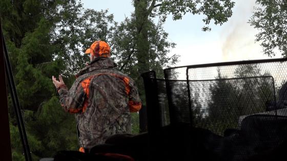 Mann foran bål