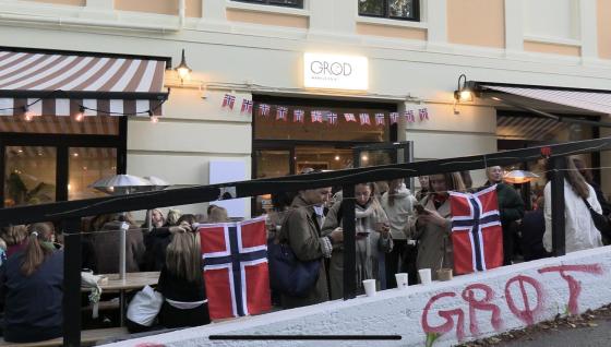 Kafeen Grød med lang kø utenfor