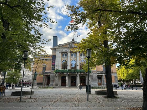 Nationaltheateret fra hovedinngangen 