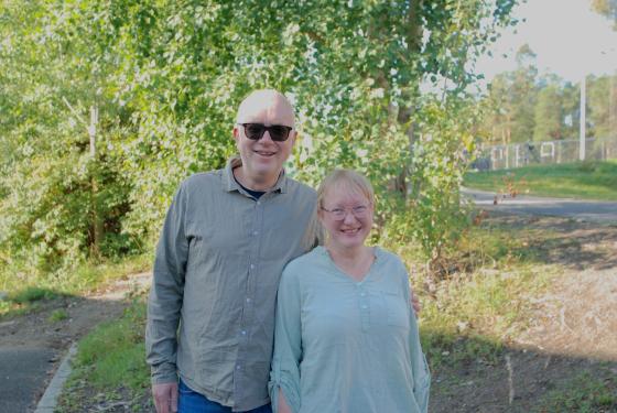 eldre par drar sammen for å stemme