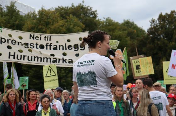 Vivian Nedenes snakker til demonstrantene 