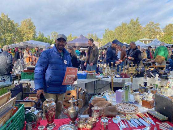 Selger som står i bod på Birkelunden Bruktmarked. 