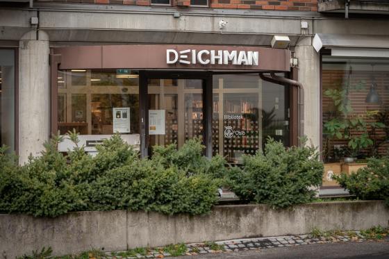 Inngangen til Deichman bibliotek med busker i forgrunnen
