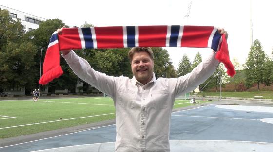 Oljeberget styremedlem Torstein Hamran smiler med supporterskjerf hevet over hodet