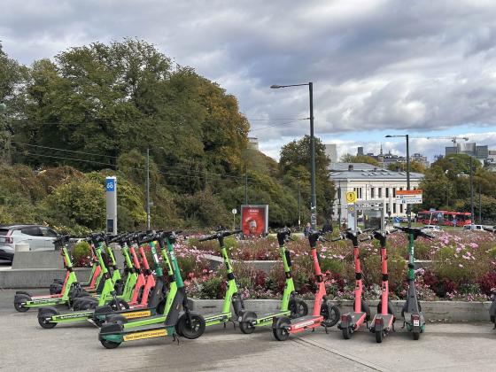 Elsparkesykler stående på gata