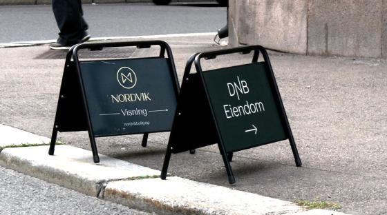 To skilt som indikerer at det er visning på leiligheter i en blokk. 