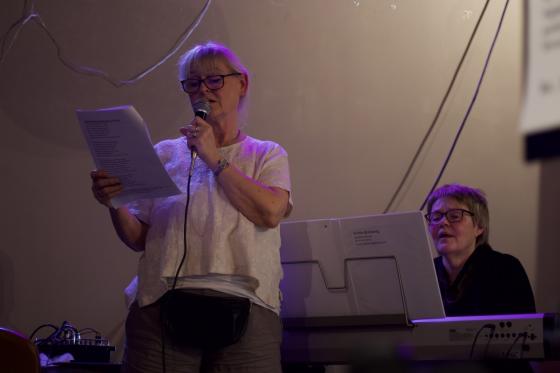 2 fra Nordstrandkoret står på scenen å fører allsang.