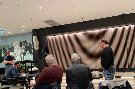 Ali Ajami snakker direkte til stortingsrepresentant Farukh Khureshi.