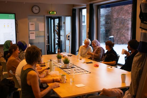 Her samles gjengen til håndarbeid og sosialt