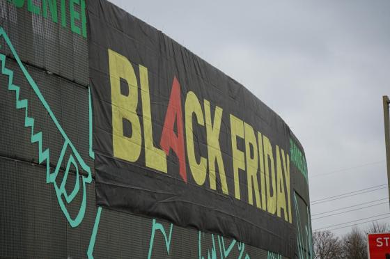 Alna senter fra motorveien. Bilde av banner. Blackweek. 