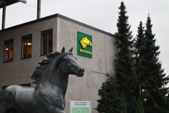 En statue av en hest på Bjerke travbane