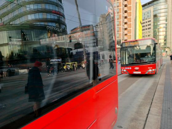 To busser på Jernbanetorget i Oslo