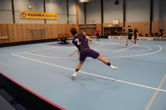 Tunet spiller nr 2 som skyter mot mål