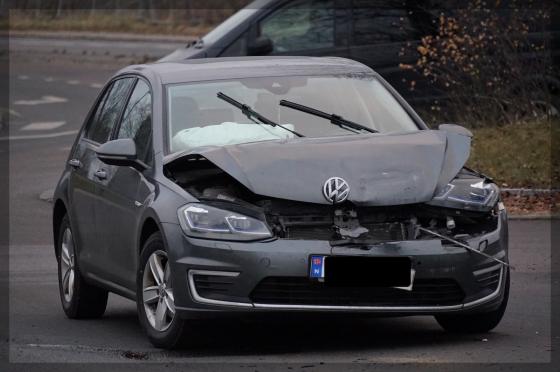 En bil med store skader på fronten