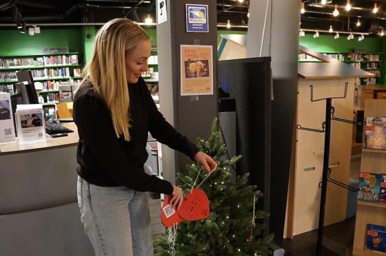 Silje Helene Ferner-Calvert henger opp julehjerter på treet