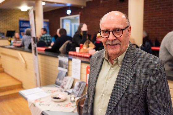 Vidar Johan Skagen foran bord med bøker