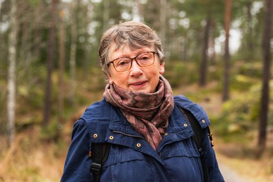 Portrett av Britt Floberg i skogen