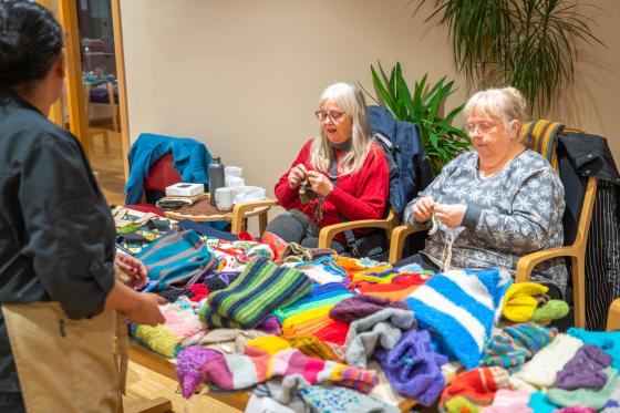 Gunn og Mirjam fra Grønlandsrosene strikker med løpende produksjon.
