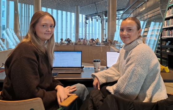 To studenter på Deichman Bjørvika